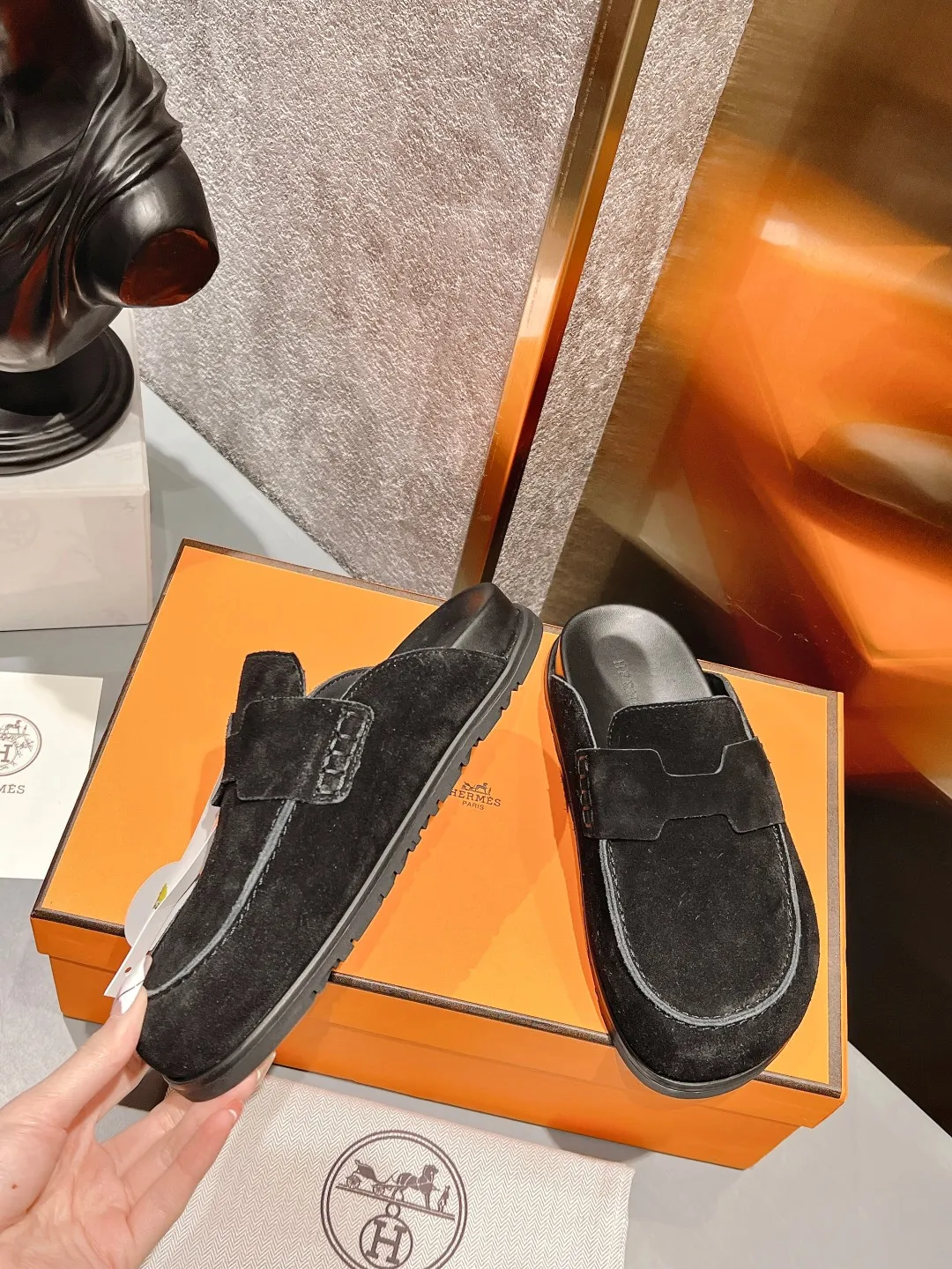 [H Family Hermès] P: 520💰 Size: Male 39-44 (45 customized) Female 35-40 (41 customized) HERMES Hermès' latest couple's cute Birkenstock slippers. Summer really needs versatile slippers. They look good no matter how you match them. They have a casual and high-end feel. The comfort is also great. They are paired with a variety of colorful socks. They are trendy. Hermès 2023 new half slippers are high quality. ●Upper: imported cow suede ●Inner lining: imported sheepskin ●Foot pads: imported mixed sheepskin ●Outsole: Tpu non-slip and wear-resistant outsole